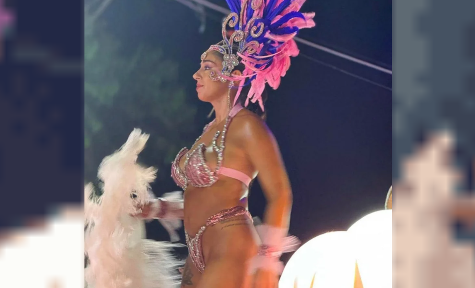 Una intendenta sorprendió a todos bailando con un traje diminuto en los corsos de su ciudad | Actualidad