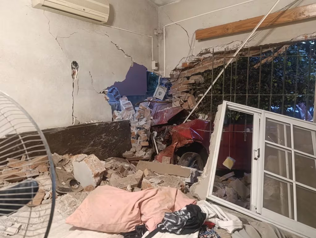 Dos jóvenes incrustaron su auto en una casa y embistieron a la dueña | Córdoba