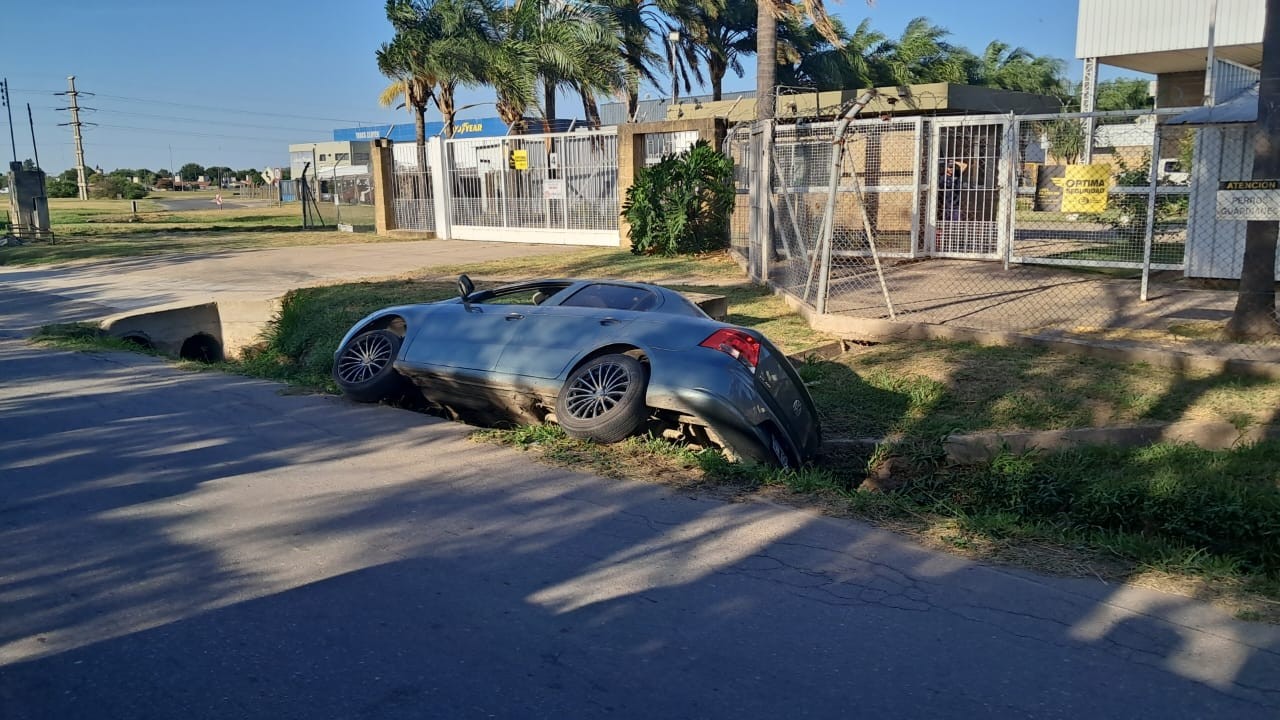 Un auto cayó en una zanja a la altura de Colectora y Chachapoyas | Córdoba