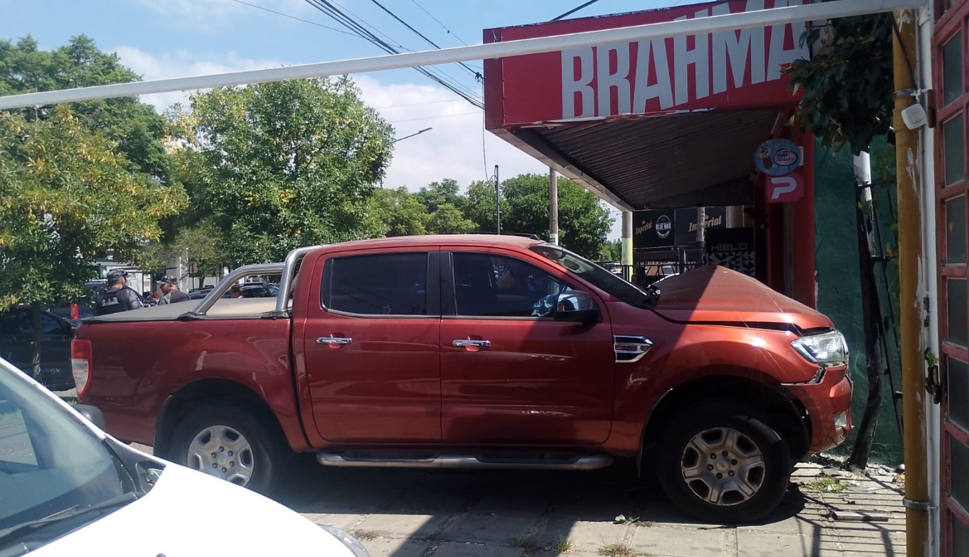 Una camioneta impactó contra una despensa en barrio Alto Palermo | Córdoba