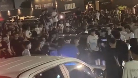 Video: violenta pelea de jóvenes a la salida de un boliche en Córdoba | Córdoba