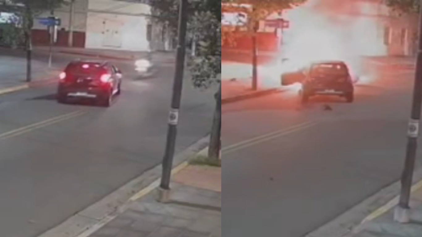 Impactante: una moto se prendió fuego tras chocar con un auto en Córdoba | Córdoba