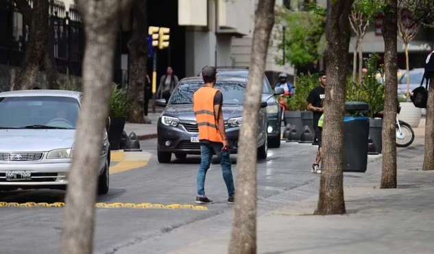 “Naranjita” le quiso cobrar a un hombre que estacionó en su casa y lo detuvieron por amenazas | Córdoba