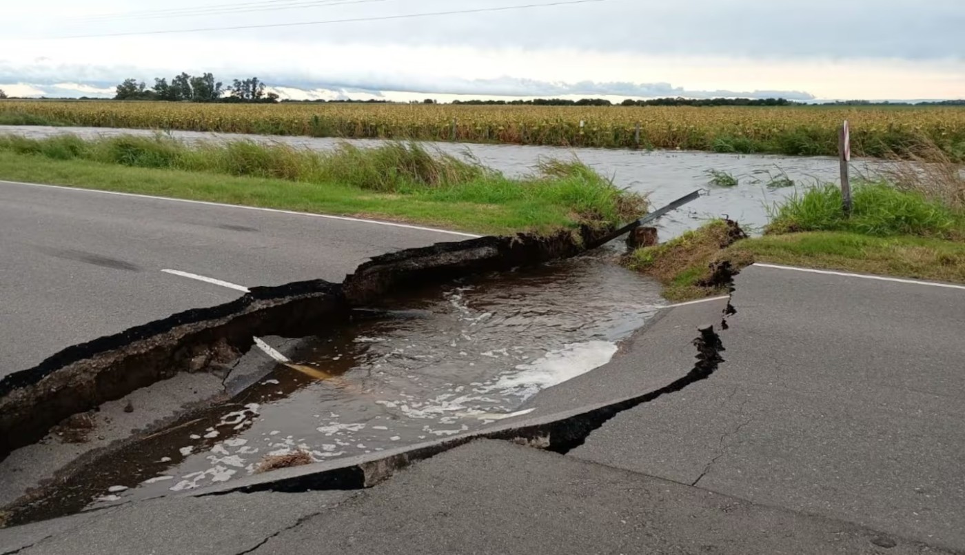 Socavón en la ruta, un colegio dañado y calles cortadas: lo que dejó el temporal en Córdoba | Córdoba