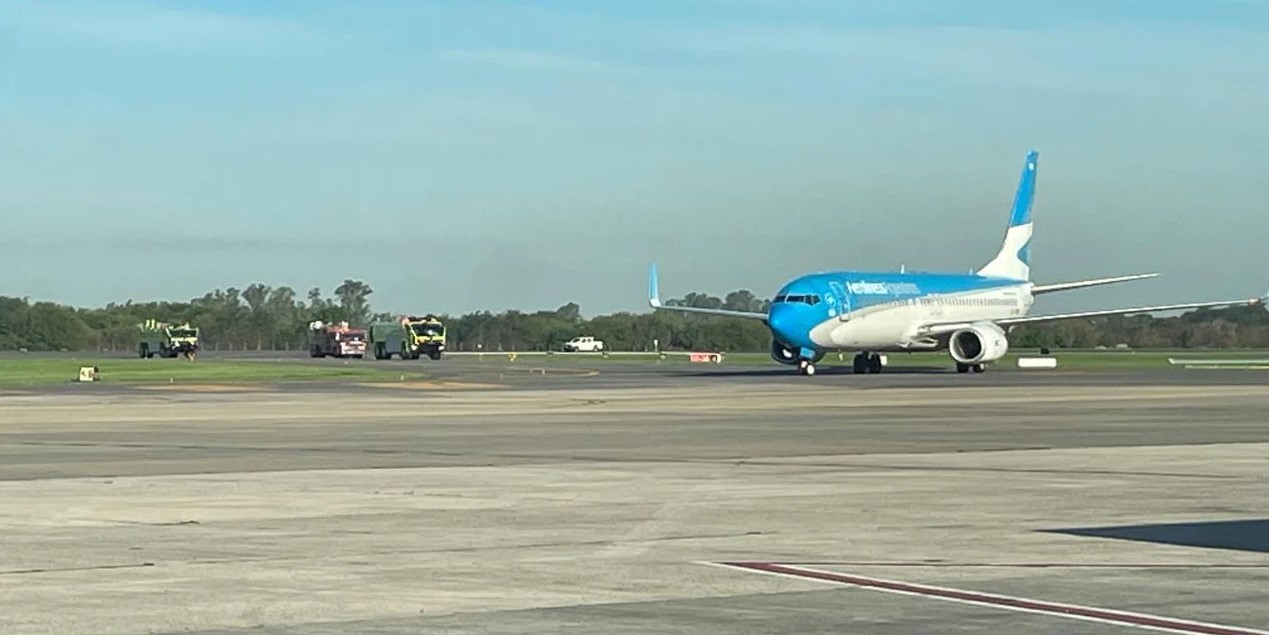 Avión de Aerolíneas Argentinas aterriza en "emergencia" en Ezeiza por problemas en un motor | Actualidad