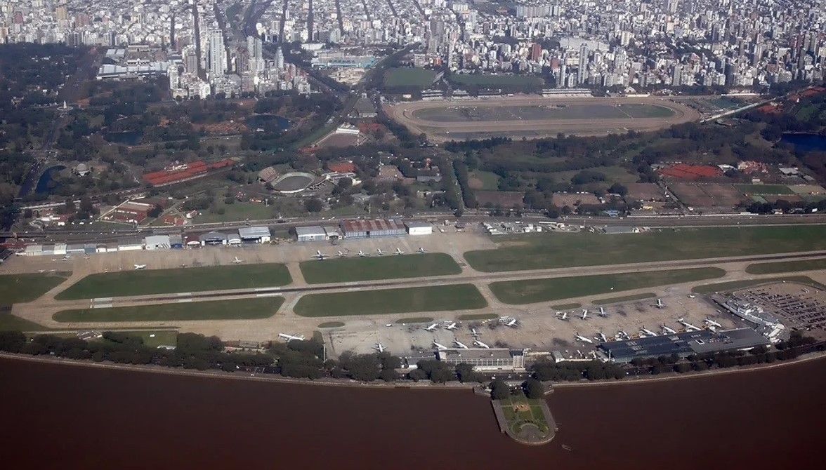 Aeroparque quedó inoperable por el incidente del avión de Aerolíneas Argentinas | Actualidad