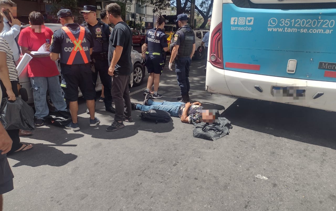 Robo frustrado en un colectivo: usaron gas pimienta para huir y uno terminó atropellado | Córdoba