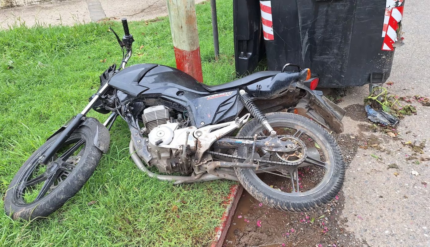 Robaron un celular, en la huída chocaron contra un poste y quedaron detenidos | Córdoba
