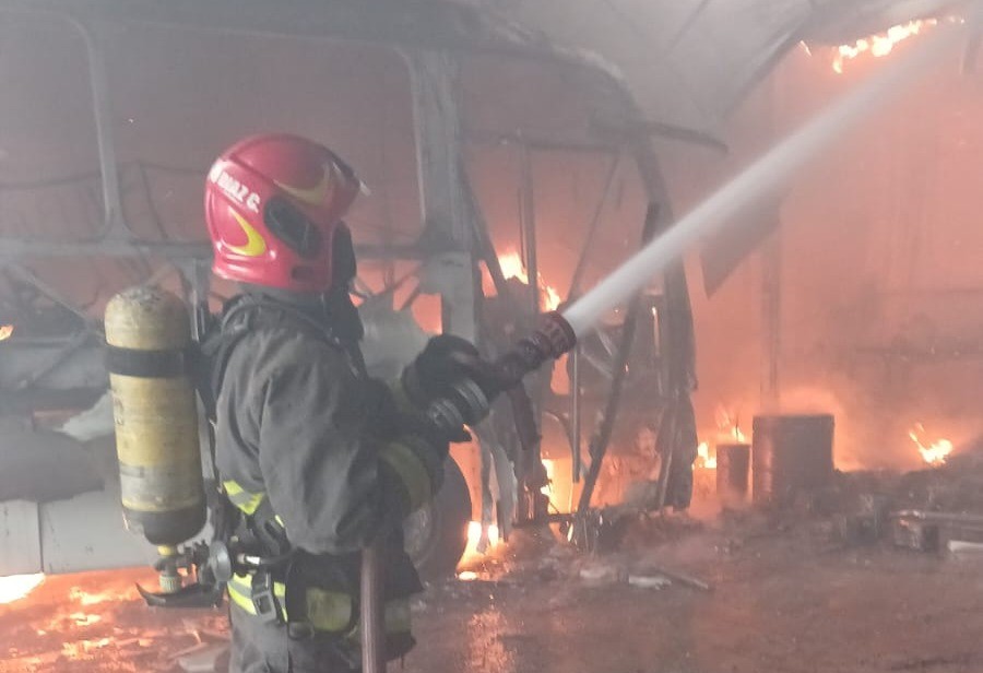 Se incendiaron dos galpones de la empresa de transporte Fonobus: no hubo heridos | Córdoba