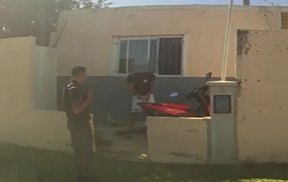 Video: quisieron detener a un delincuente de 16 años y los atacaron los vecinos del barrio | Córdoba