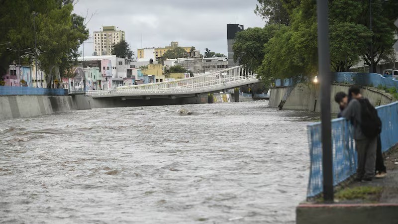 La Municipalidad informó que la Costanera continuará cortada por la crecida del río Suquía: hasta cuando | Córdoba