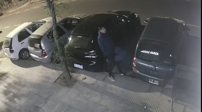 Video: robaron las ruedas de un auto y quedaron grabados por las cámaras de seguridad | Córdoba