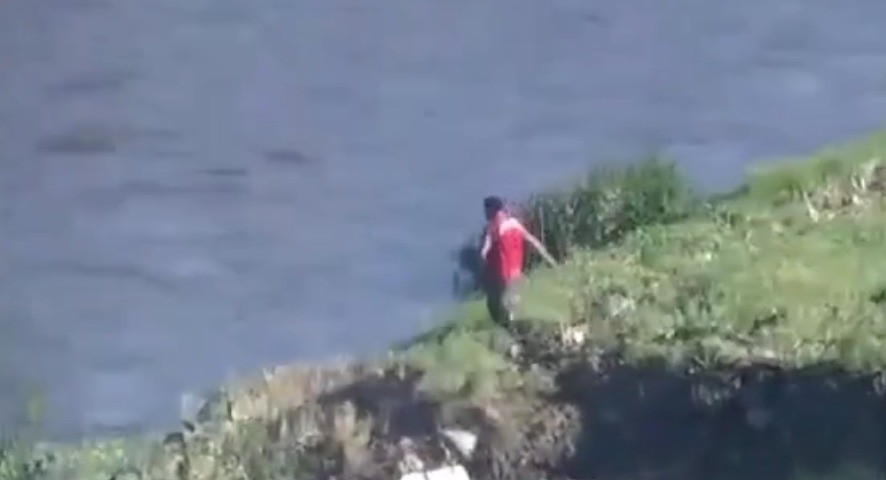 Video: agredió a la policía, se lanzó al cauce del río para escapar y lo detuvieron | Córdoba