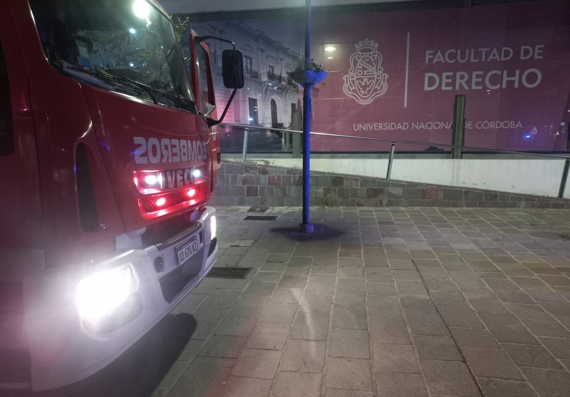 Video: bomberos extinguieron un incendio de un cajero automático en la Facultad de Derecho | Córdoba