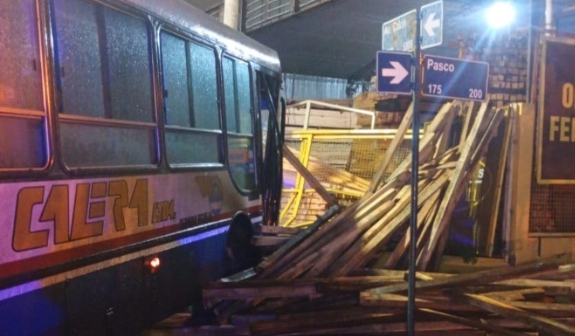 Un colectivo se estrelló contra una maderera en barrio Quebrada de las Rosas | Córdoba