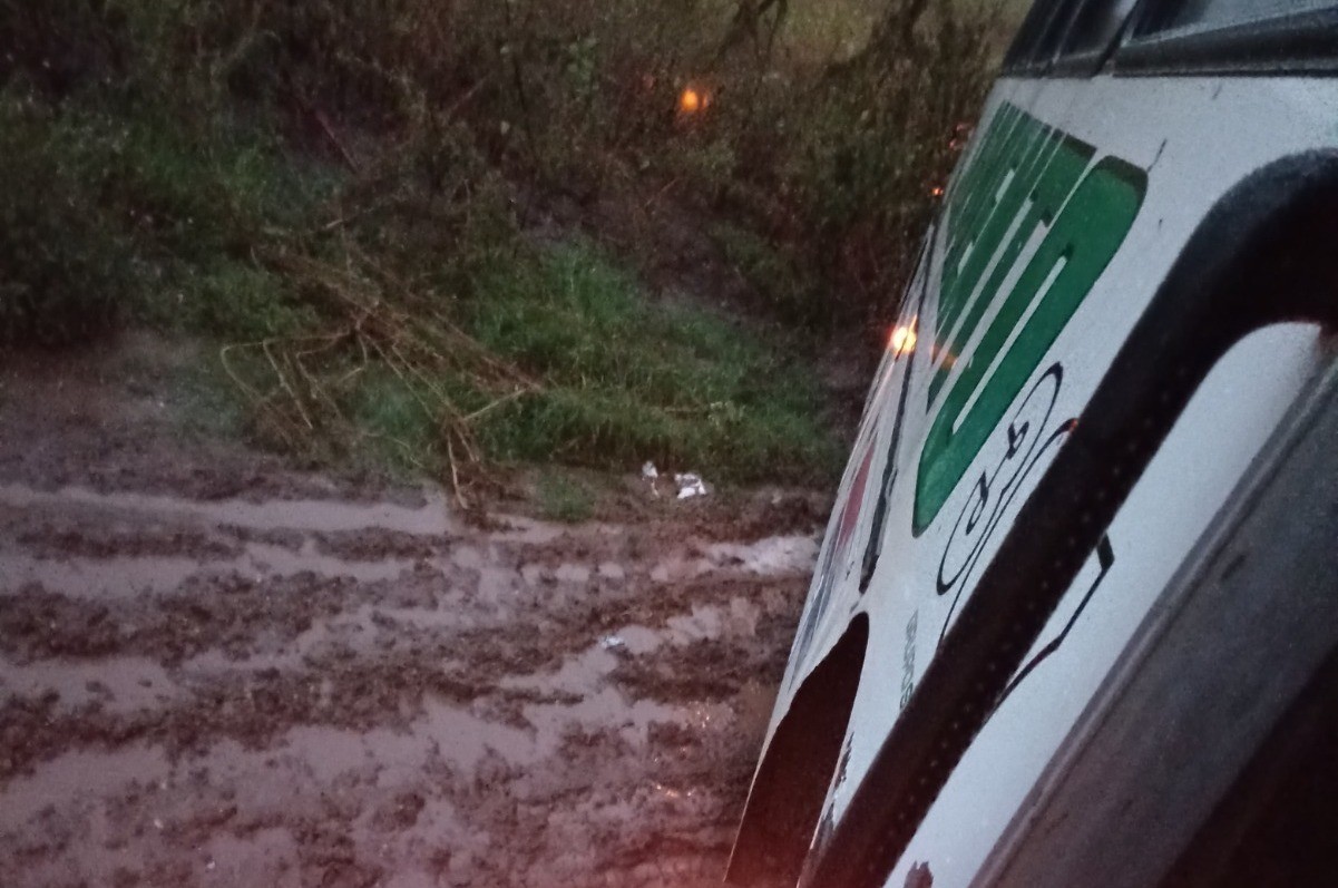 Por las tormentas, un colectivo quedó varado en Lozada: los vecinos denuncian que es recurrente el problema | Córdoba