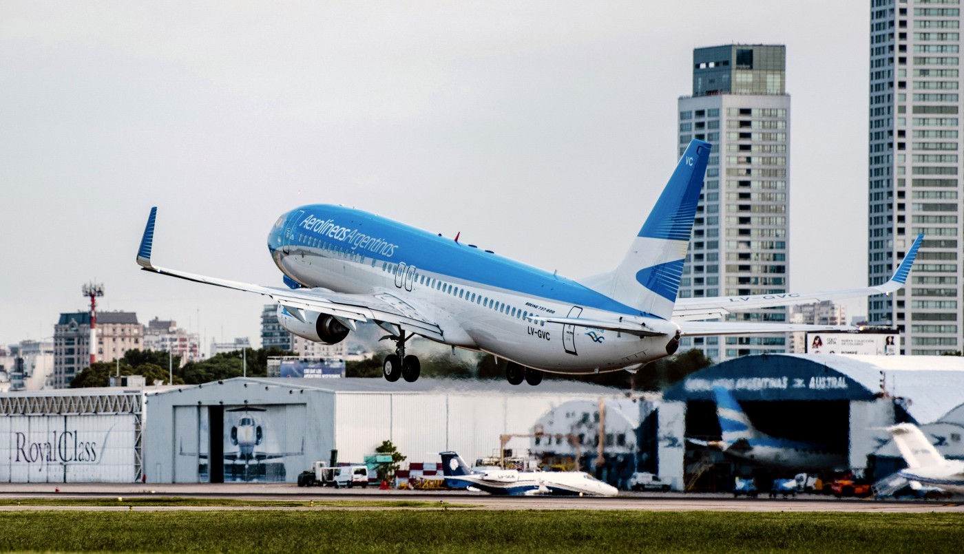 Un avión de Aerolíneas Argentinas dio vueltas una hora sobre Santa Fe: investigan si el controlador se durmió | Actualidad