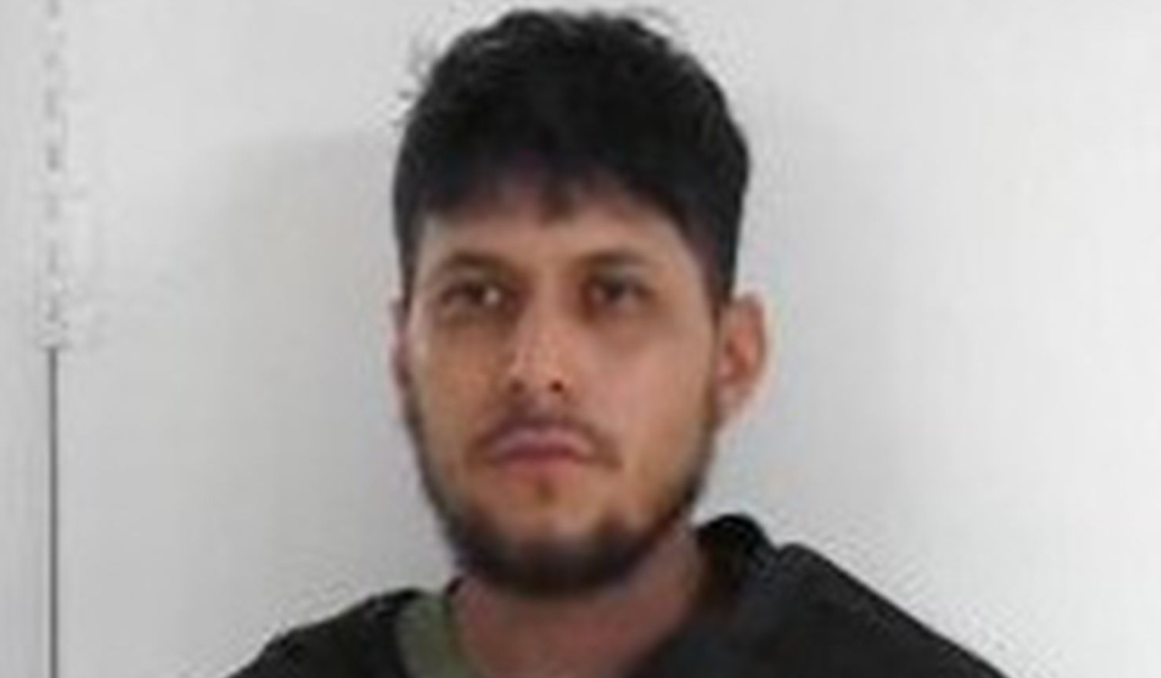 Chico le dijo a su niñera que había un "monstruo" bajo la cama: al revisar, descubrieron a un hombre escondido | Internacionales