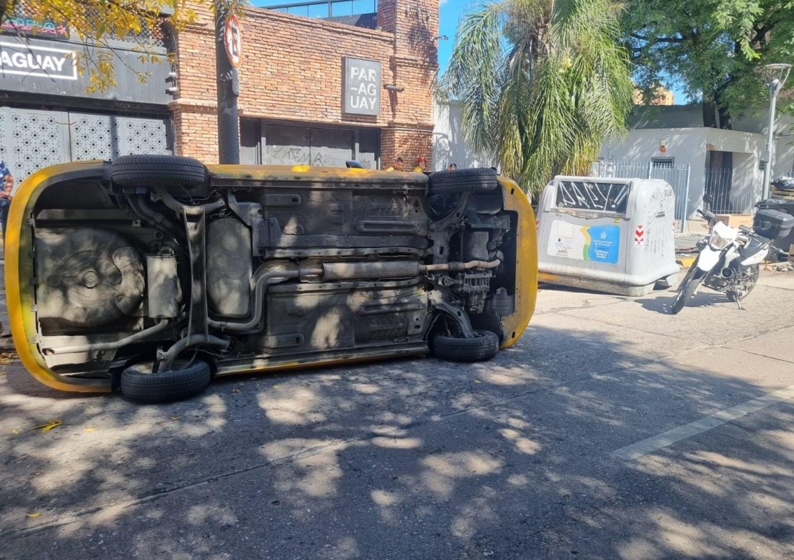 Taxista chocó contra un contenedor en barrio Güemes | Córdoba