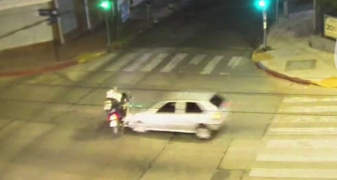 Cruzó en rojo, chocó a una moto y escapó: el estremecedor video del siniestro en la Colón | Córdoba