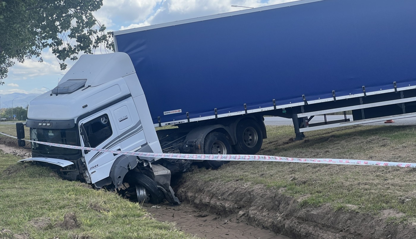 Choque fatal: un hombre murió tras impactar su auto contra un camión | Córdoba