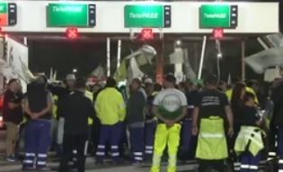 Protesta de los trabajadores del peaje en Autopista Riccheri: barreras levantadas y dos carriles reducidos | Actualidad