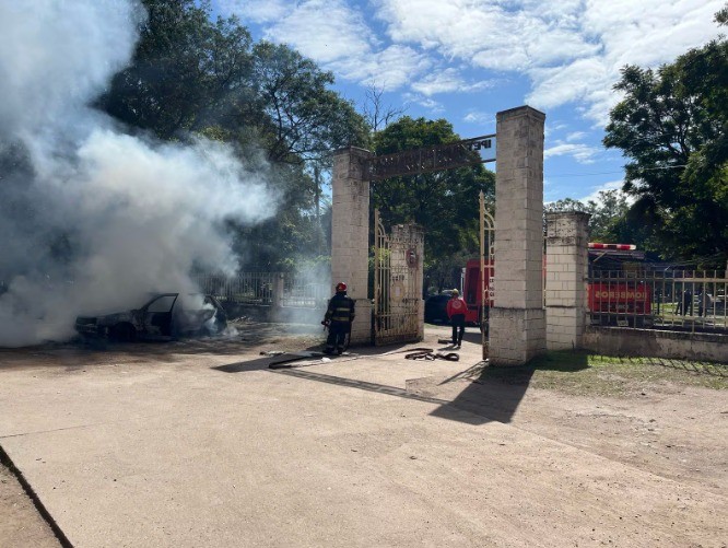 Un vehículo se incendió en el Parque Sarmiento: no hay heridos | Córdoba