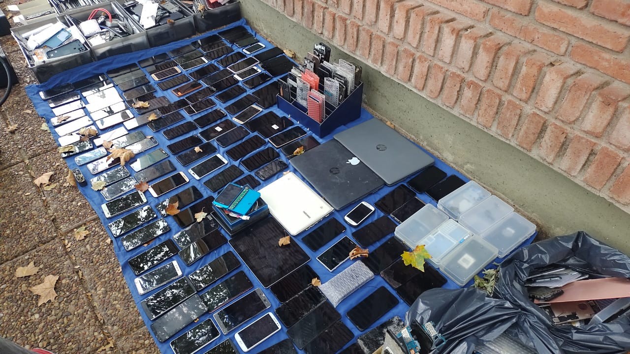Córdoba: secuestraron más de 200 celulares en un laboratorio clandestino | Córdoba