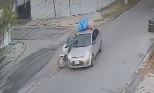 Video: chocó con su moto, cayó y lo asaltaron en cuestión de segundos | Córdoba