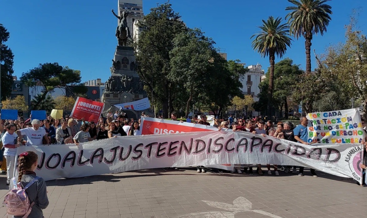 Protestas en el centro de Córdoba: discapacidad, jubilados y CGT se movilizan con distintos reclamos | Córdoba