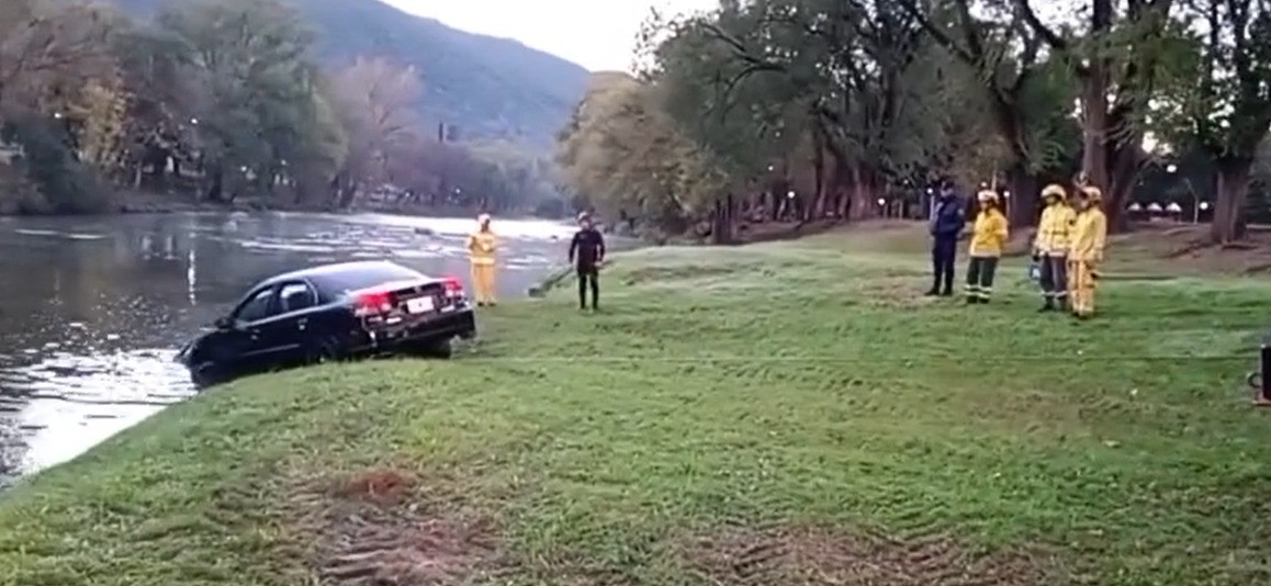 Bomberos rescataron un vehículo caído al río en Santa Rosa: los ocupantes salieron ilesos | Córdoba
