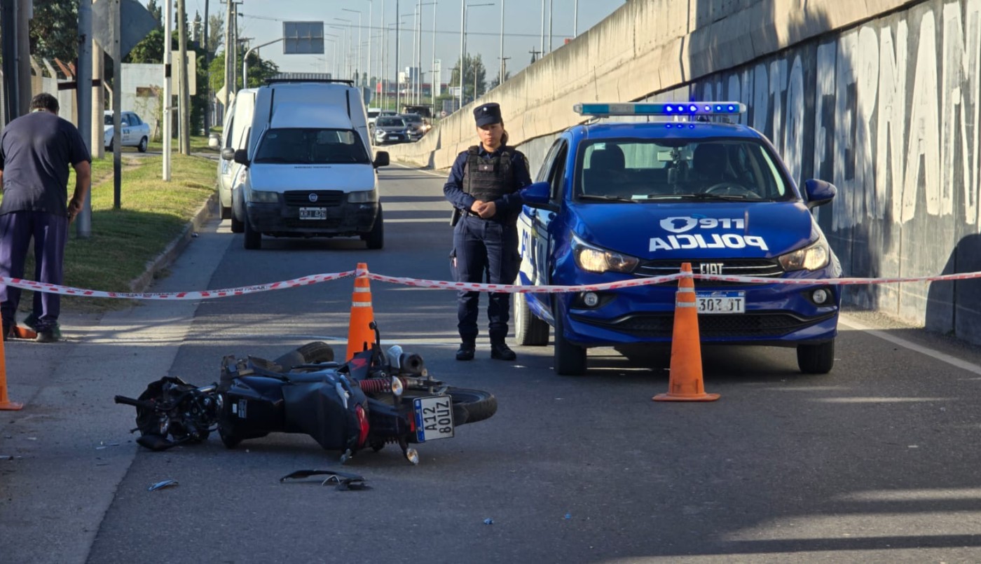 Un motociclista aparentemente borracho atropelló y fracturó a un empleado en Córdoba | Córdoba