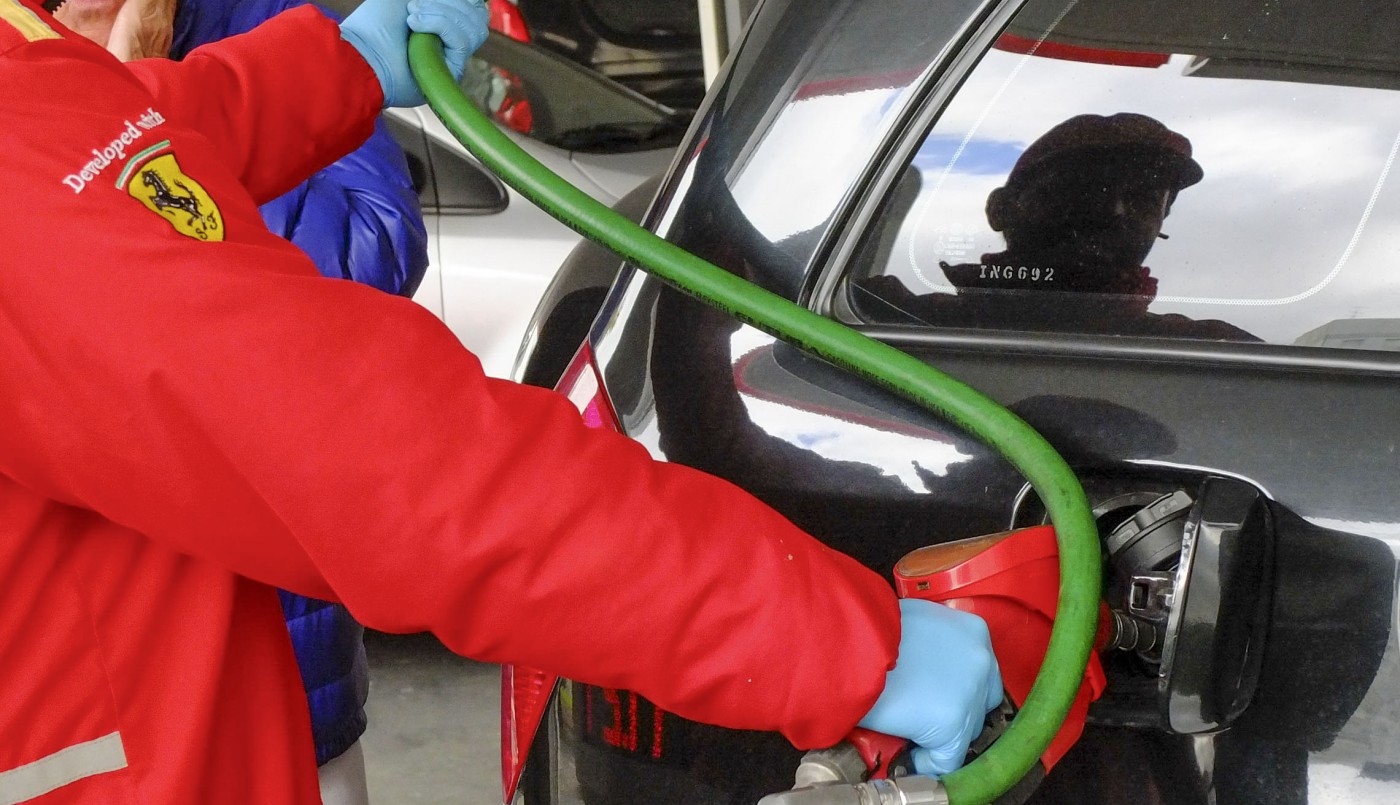 Luego de YPF, otras dos petroleras bajaron los precios de los combustibles | Actualidad