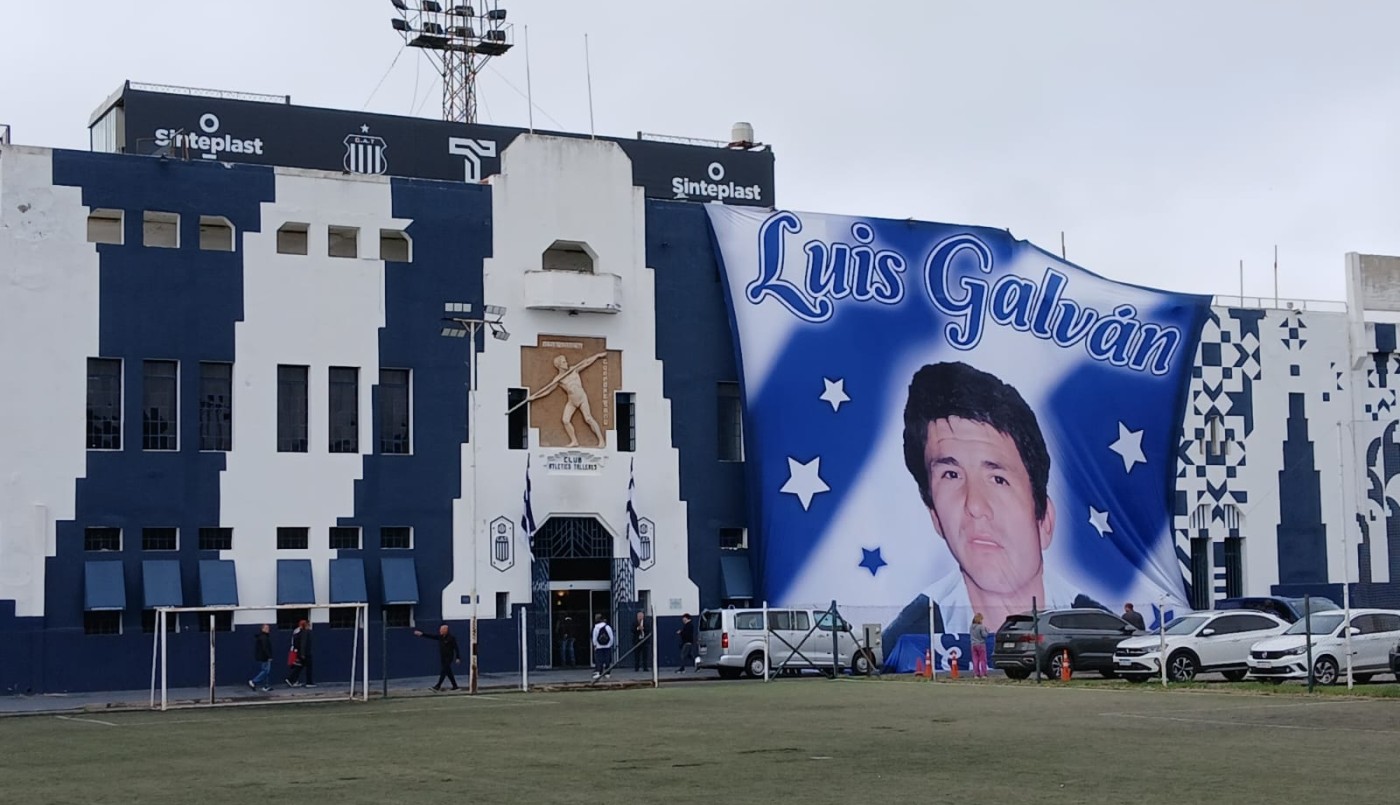Una bandera en homenaje a Luis Galván, cubre la fachada de La Boutique | Córdoba