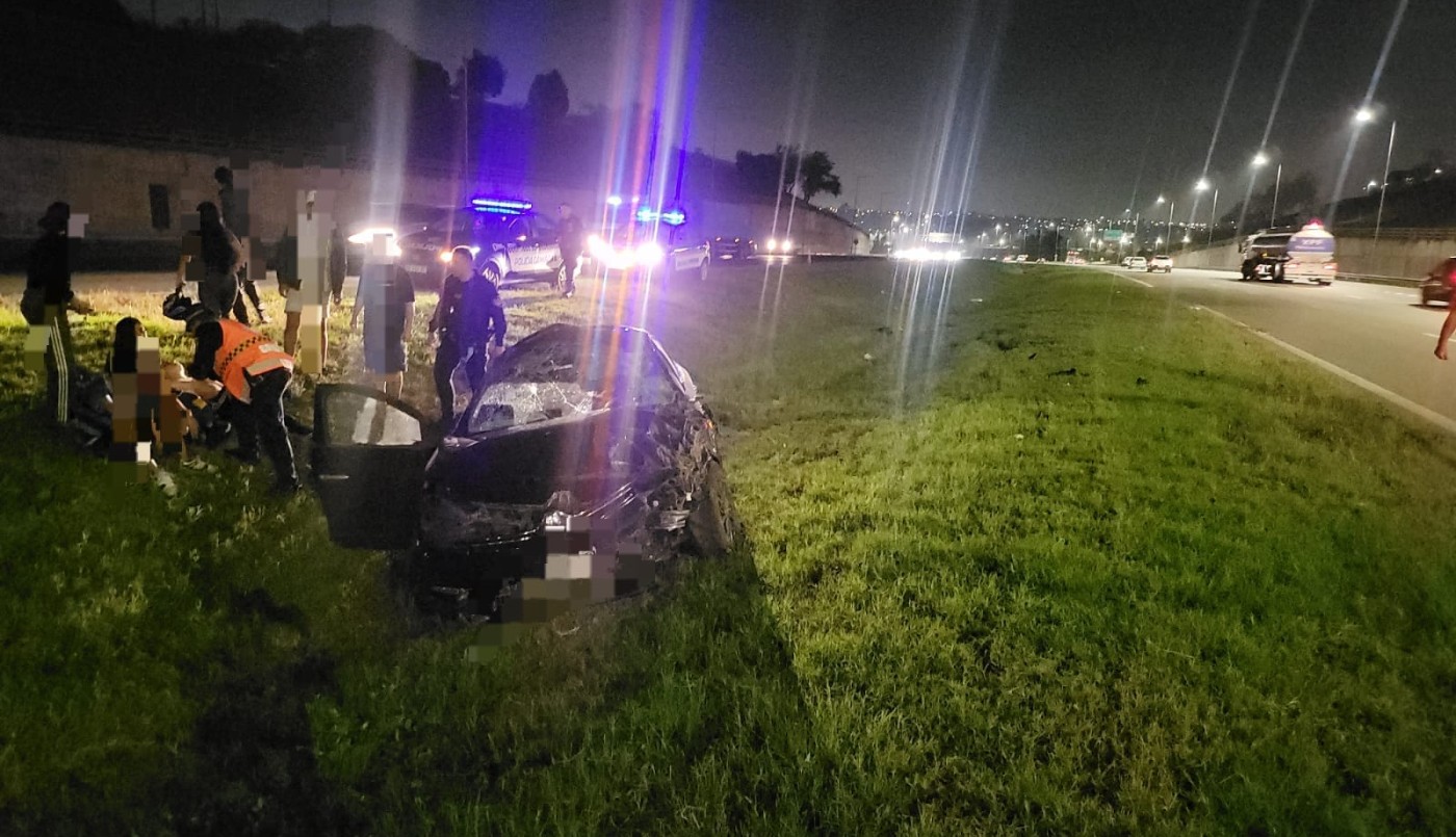 Un auto se despistó y cayó al cantero central en Avenida Circunvalación | Córdoba