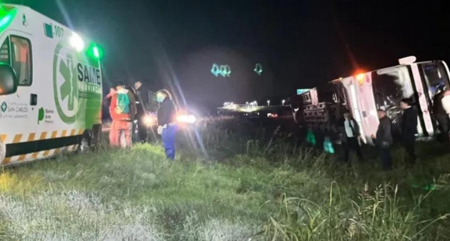 Siniestro en la Ruta 8: un colectivo volcó con 48 pasajeros | Córdoba
