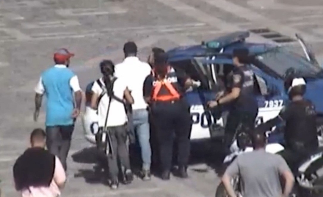 Policías salvaron a una bebé que se había atragantado con una galleta en Plaza San Martín | Córdoba