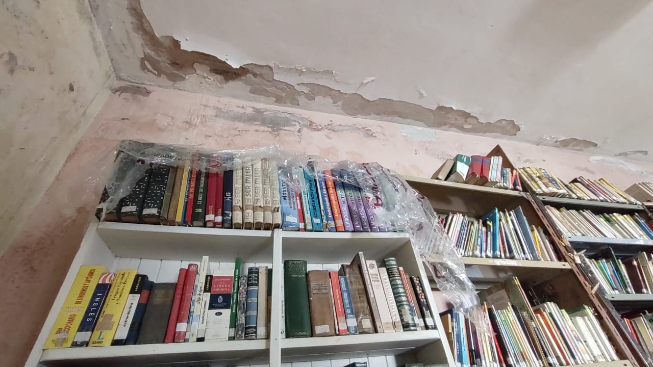 La biblioteca Atahualpa, en crisis: sus techos están en ruinas y la lluvia destruyó parte de sus 25 mil libros | Córdoba
