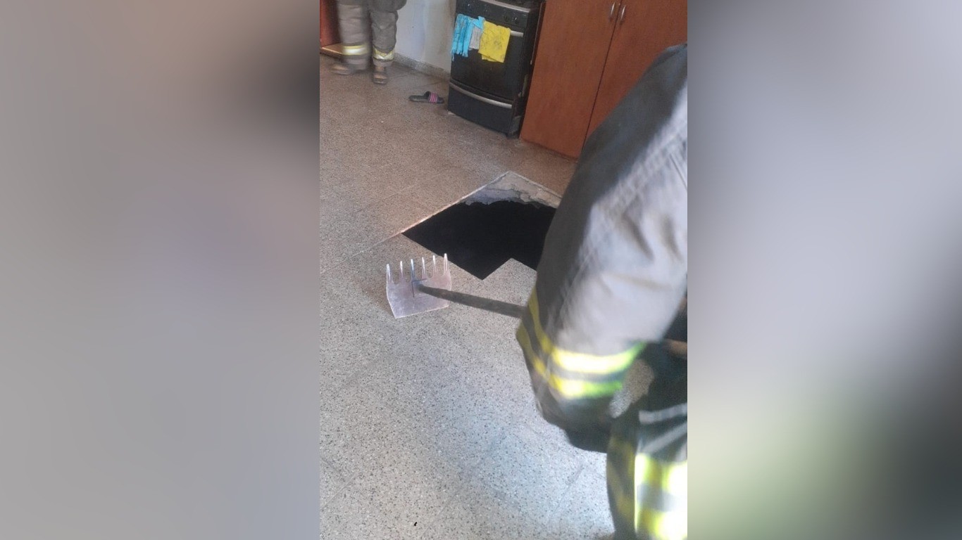 Una mujer cayó a un pozo que se abrió en su garaje | Córdoba
