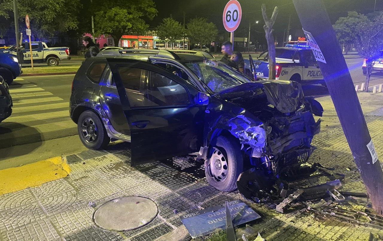 Video: evadieron un control policial, escaparon y terminaron chocando contra un poste | Córdoba