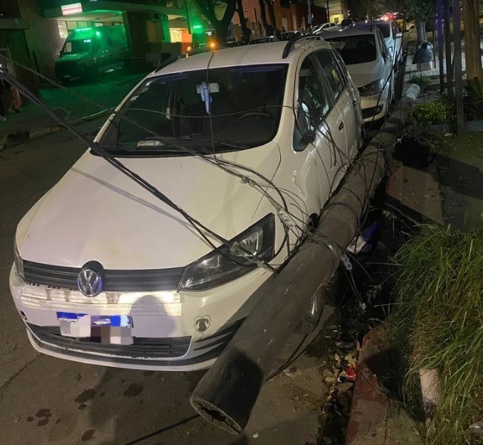 Un trolebús chocó un poste de luz y provocó daños a dos vehículos | Córdoba