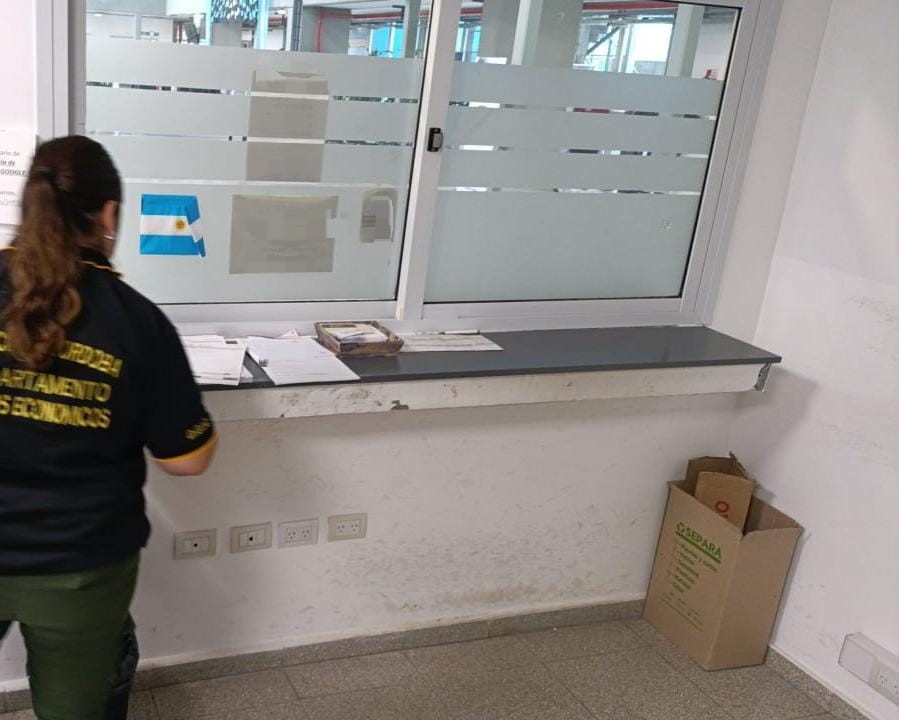 Allanaron el CPC de barrio Jardín por presunta emisión de licencias truchas | Córdoba