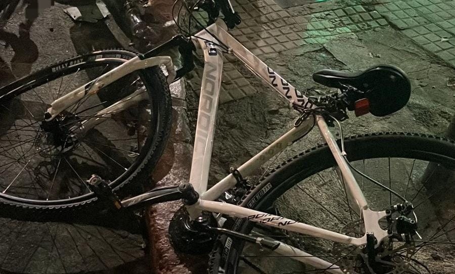 Dos adolescentes robaron una bicicleta y chocaron contra un colectivo en Córdoba | Córdoba