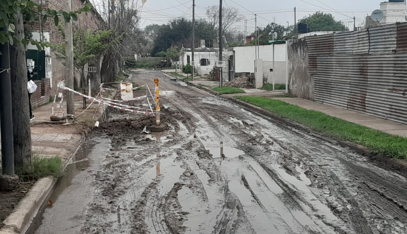 La rotura de un caño anegó las calles de Villa El Libertador y hay casas en riesgo | Córdoba