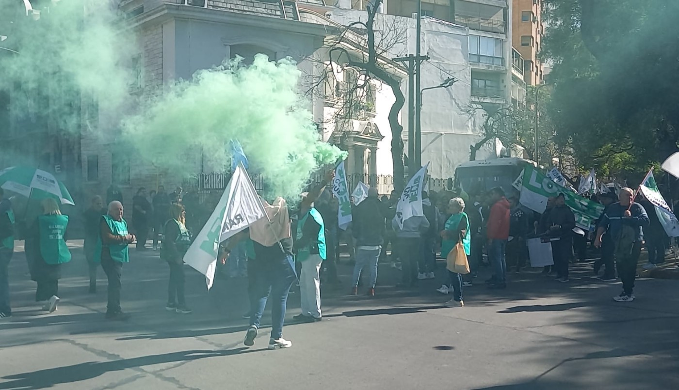 Continúan las protestas gremiales en Córdoba, con un “abrazo solidario” frente a la Municipalidad | Córdoba