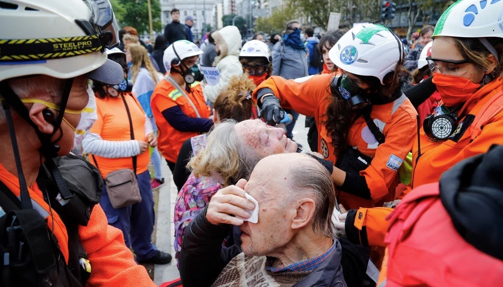 Nuevas corridas y tensión en la manifestación de jubilados frente al Congreso | Actualidad