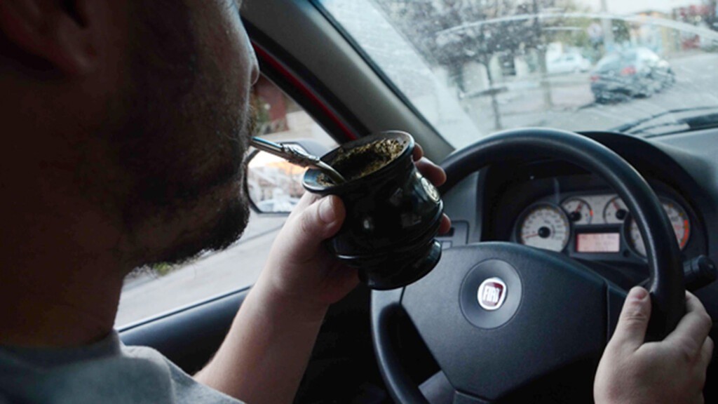 El Ministerio de Seguridad de Córdoba negó que se aplique multas por consumo de mate al volante | Córdoba