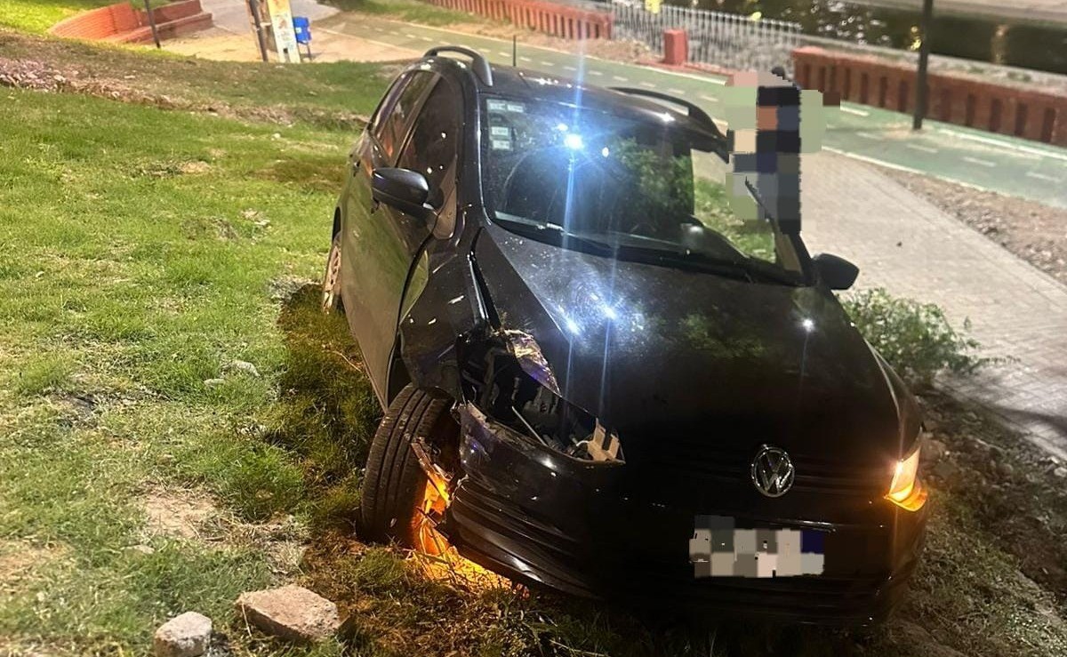 Un joven chocó contra un árbol y un poste y casi termina en el río Suquía | Córdoba