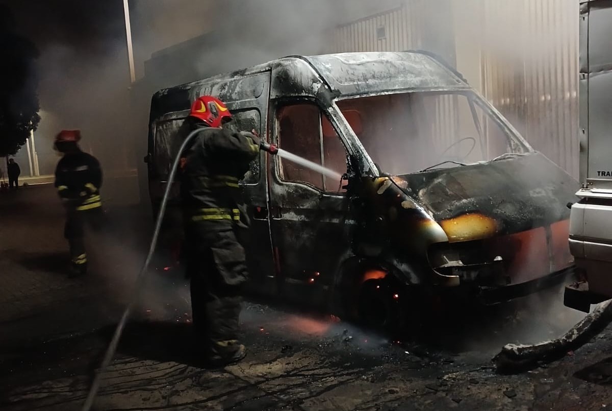 Villa Gran Parque: bomberos combatieron el incendio de un utilitario en la puerta de un depósito | Córdoba