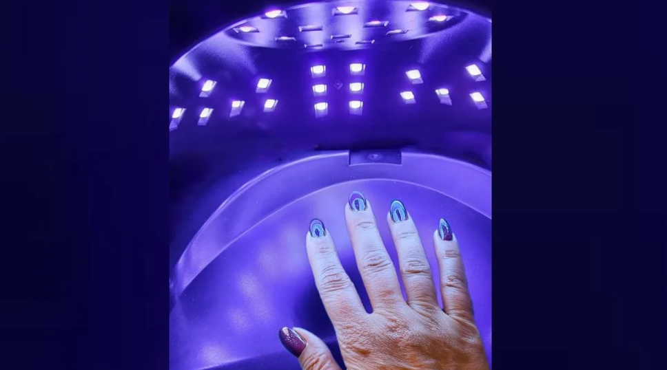 Investigadores del CONICET omprobaron que las lámparas de secado de esmalte de uñas modifican las moléculas de la piel | Actualidad